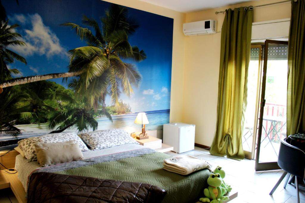 B&B Santa Sofia - camera con murale tropicale e balcone, Catania